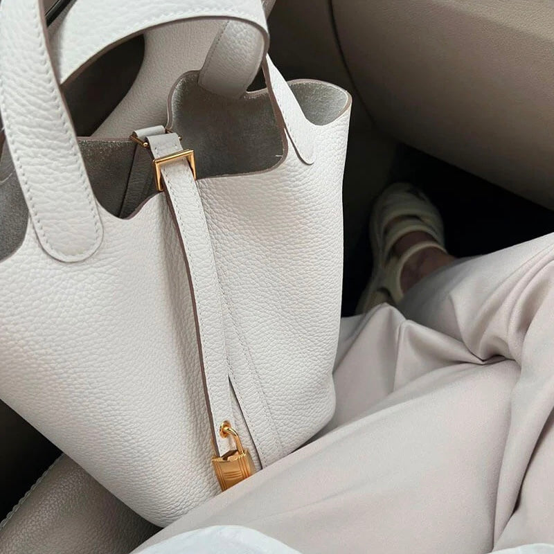 Isa Tasche in Creme getragen