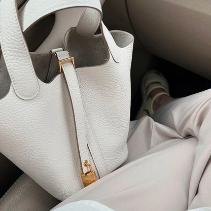 Isa Tasche in Creme getragen